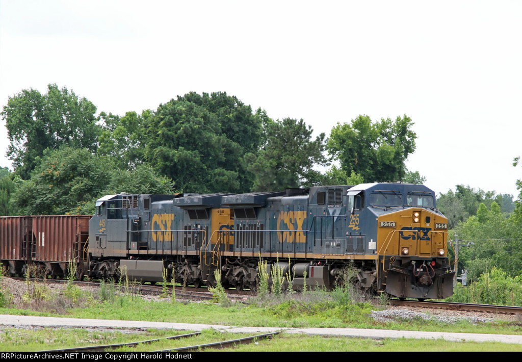 CSX 255 & 445 lead train Q776-26 at Bridges Street